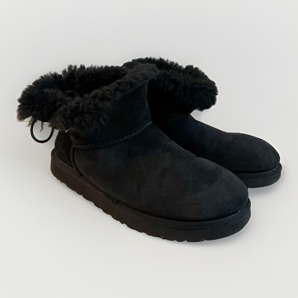 UGG Women's Black Suede Button Lined Ankle Bootie Round Toe Rubber Sole size 9